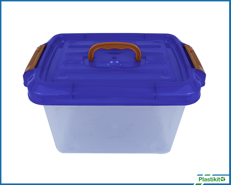 Caja plástica multiusos de diversos colores con capacidad de 6 litros.