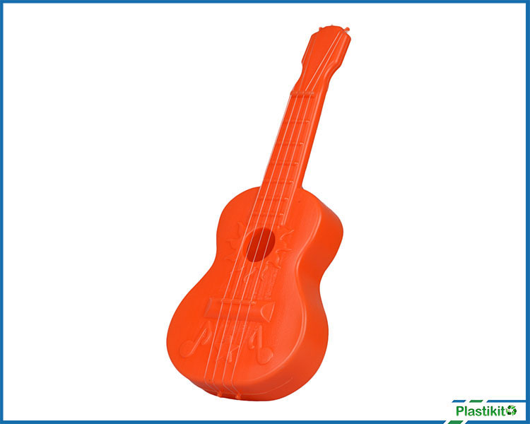 Guitarra plástica de juguete.
